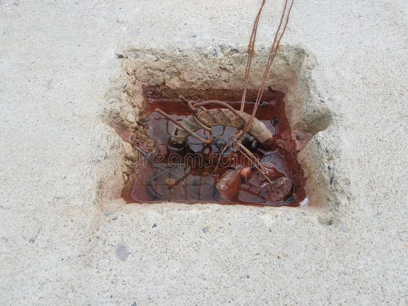 Metallo ed acqua arrugginiti in cemento grigio o blocco di pietra fotografie stock libere da diritti Metallo ed acqua arrugginiti in cemento grigio o blocco di pietra fotografie stock libere da diritti