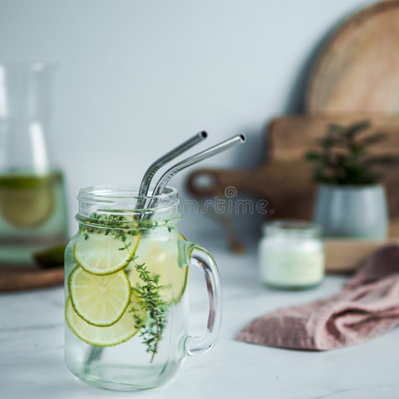 Metallrecyclebare Trinkhalme Innen stockfotografie
