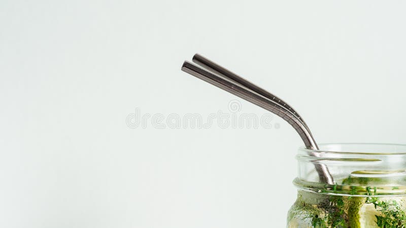 Metallrezyklierbare Trinkstämme, Kopierraum lizenzfreie stockfotografie