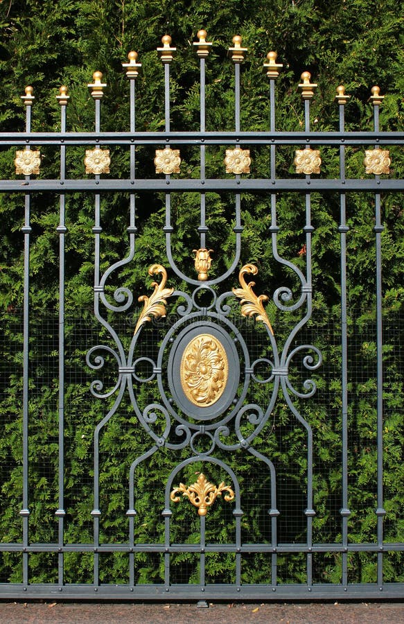 Metallstaketet av ett formellt parkerar closeupen arkivfoton Metallstaketet av ett formellt parkerar closeupen arkivfoton