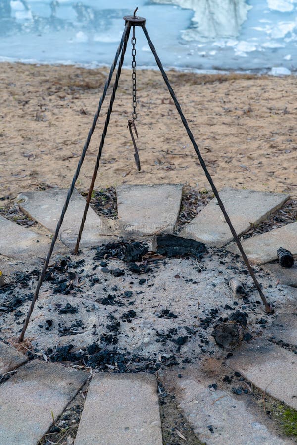 Metalltripod med kedjan och kurvkroken arkivfoto Metalltripod med kedjan och kurvkroken arkivfoto