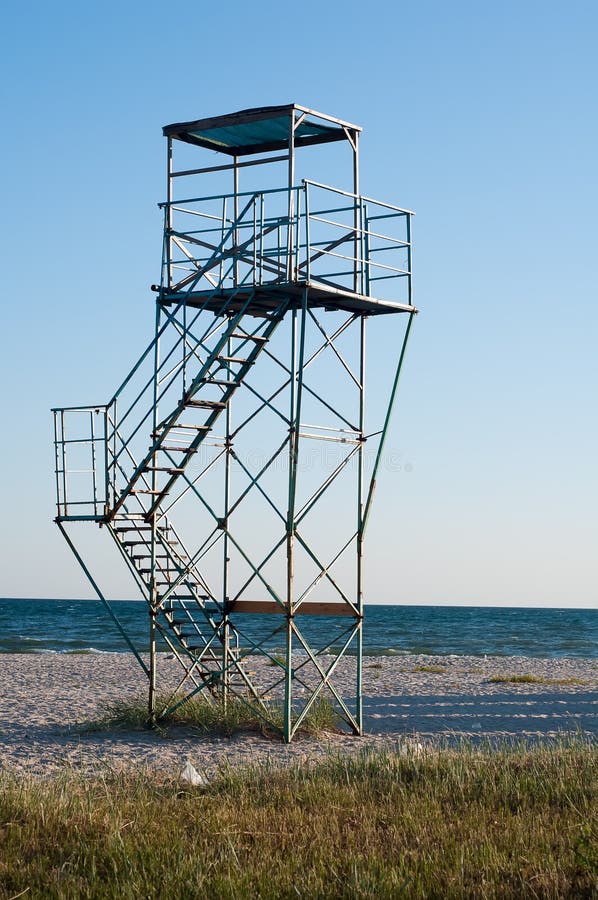 Metallturm der Küstenwache lizenzfreies stockbild Metallturm der Küstenwache lizenzfreies stockbild