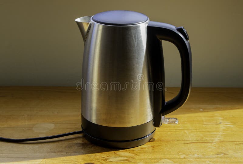 Metalu czajnik na drewnie fotografia stock Metalu czajnik na drewnie fotografia stock