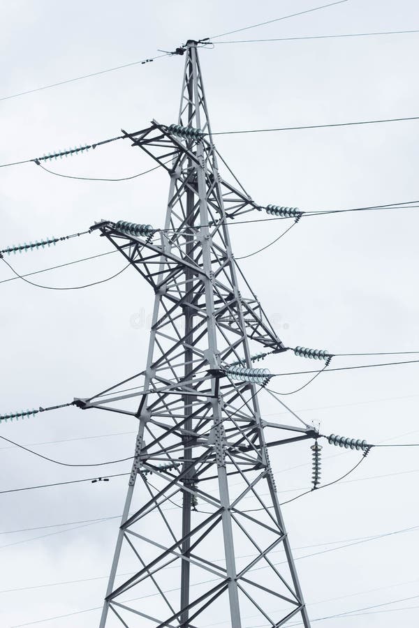 Metalu wysokonapięciowy poparcie, elektryczna wiertnica przeciw niebu, zakończenie zdjęcie royalty free Metalu wysokonapięciowy poparcie, elektryczna wiertnica przeciw niebu, zakończenie zdjęcie royalty free
