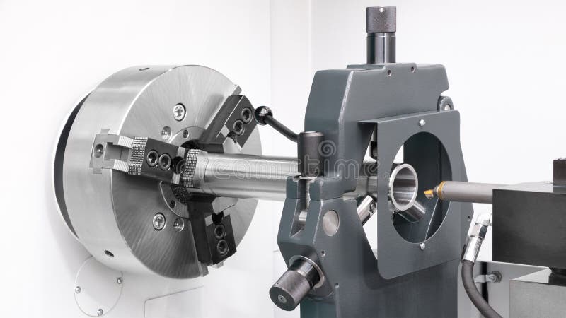 Metalworking cnc-bransch: axel för klippstålmetall som bearbetar på drejbänkmaskinen i seminarium arkivfoto Metalworking cnc-bransch: axel för klippstålmetall som bearbetar på drejbänkmaskinen i seminarium arkivfoto