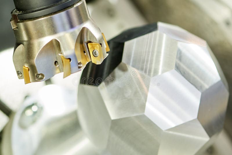 Metalworkingklippprocess Mala skäraren som bearbetar med maskin metall royaltyfri foto Metalworkingklippprocess Mala skäraren som bearbetar med maskin metall royaltyfri foto
