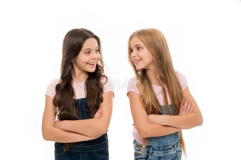 Metas de la hermandad Fondo blanco aislado niños de las hermanas Relación fraternal Felicidad y problemas de la hermandad foto de archivo libre de regalías