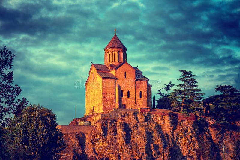 Metekhi-Kirche in Tiflis, Georgia stockfoto Metekhi-Kirche in Tiflis, Georgia stockfoto