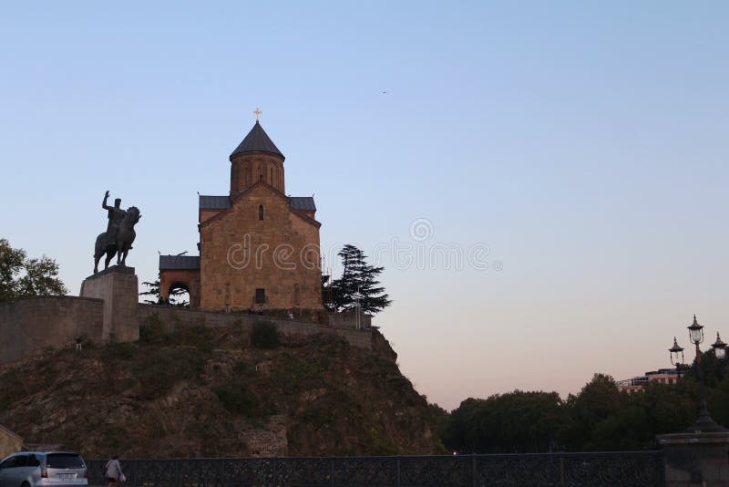 Metekhikerk en het Standbeeld van Koning Vakhtang Gorgasali In Tbilisi, Georgië stock foto's Metekhikerk en het Standbeeld van Koning Vakhtang Gorgasali In Tbilisi, Georgië stock foto's