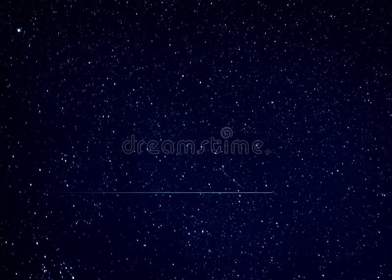 Meteora della stella cadente in cielo notturno