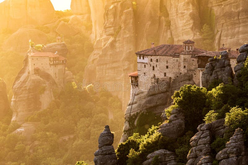 Meteora vaggar landcapesolnedgången Grekland arkivfoton Meteora vaggar landcapesolnedgången Grekland arkivfoton