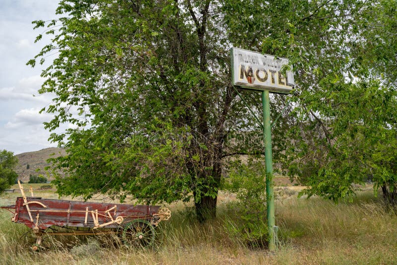 Methow, Washington - altes verlassenes Zeichen für das ehemalige Lastwagen-Rad-Café und Motel, jahrelang geschlossen, entlang lizenzfreie stockfotos Methow, Washington - altes verlassenes Zeichen für das ehemalige Lastwagen-Rad-Café und Motel, jahrelang geschlossen, entlang lizenzfreie stockfotos