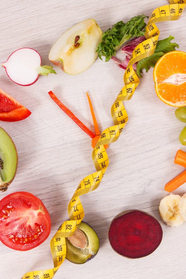 Metil e orologio di frutta e verdura contenenti minerali tempo per dieta e dimagrimento fotografia stock
