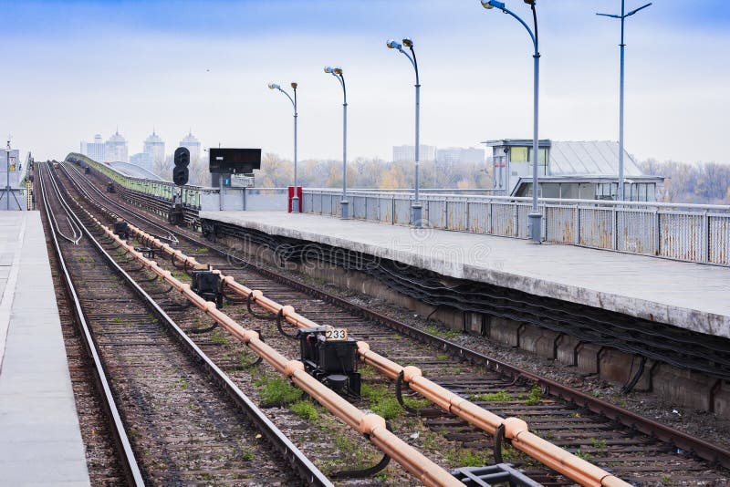 Metra metra most nad rzeką Zaporoską w Kijów, Ukraina zdjęcie stock Metra metra most nad rzeką Zaporoską w Kijów, Ukraina zdjęcie stock