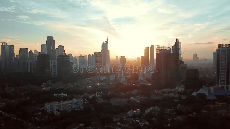 Metragem aérea da cidade de Jakarta no por do sol