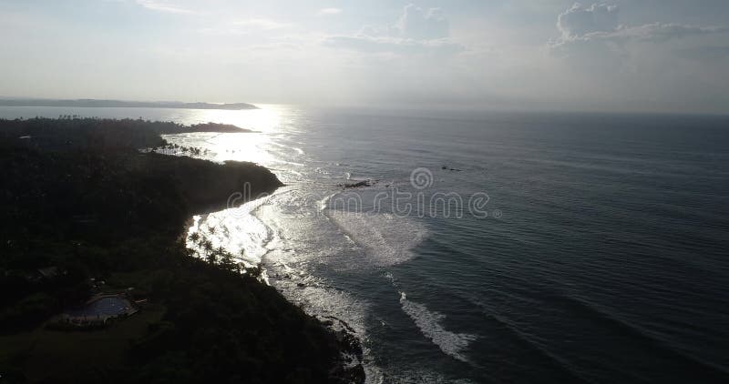 Metragem aérea da subida do zangão de ondas de oceano e de tampão do weligama