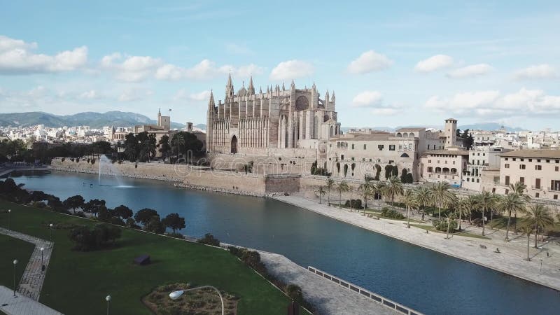 Metraggio aereo di Catedral de Santa Maria de Palma de Mallorca azione Cattedrale di vista aerea di Palma de Mallorca e