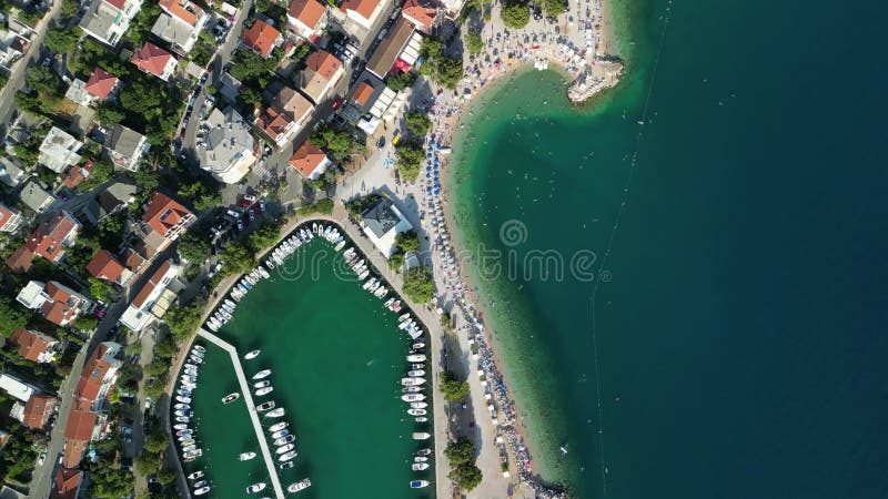 Metraje aéreo del paisaje urbano de la ciudad costera de crikvenica en el mar adriático croatia almacen de video