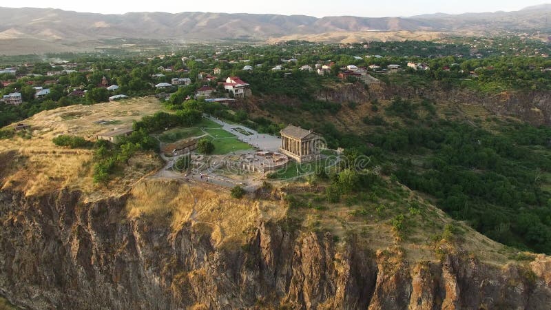 Metraje aéreo en el templo garni en armenia.
