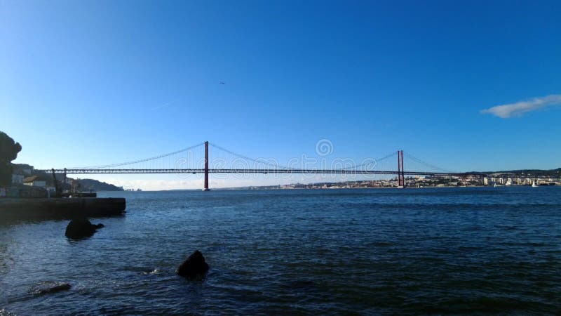 Metraje de timelapse capturó el ponte 25 de abril famoso bridge en lisboa portugal. almacen de metraje de vídeo