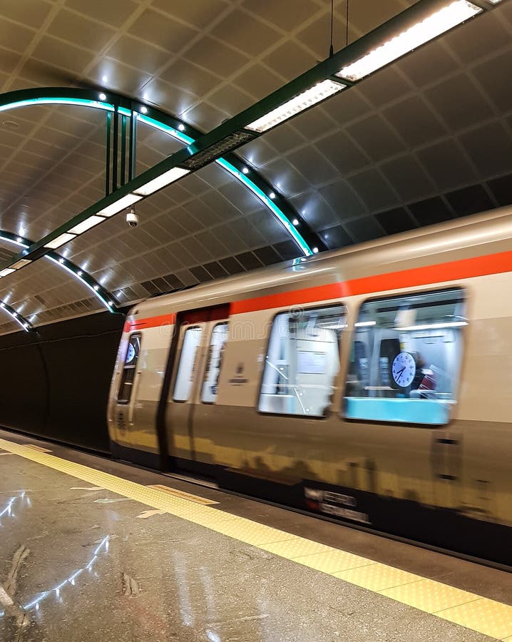 Metro-Ankommen lizenzfreie stockfotografie Metro-Ankommen lizenzfreie stockfotografie