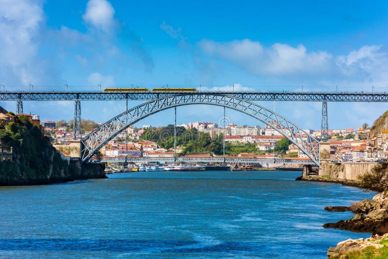 Metro die Dom Luis I kruisen Brug in Porto Portugal royalty-vrije stock foto's Metro die Dom Luis I kruisen Brug in Porto Portugal royalty-vrije stock foto's