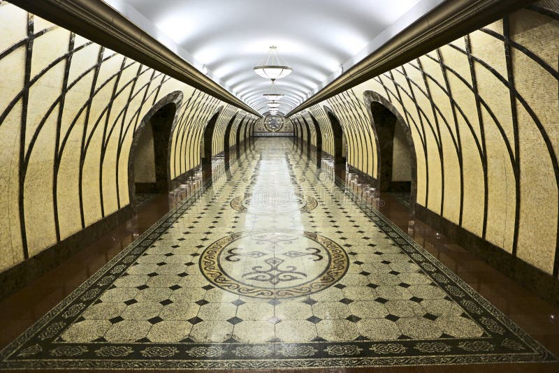 Metro interior da passagem moderna em Almaty foto de stock Metro interior da passagem moderna em Almaty foto de stock