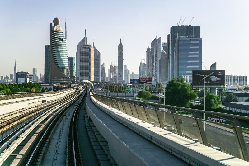 Metro moderno de Dubai da cidade imagens de stock royalty free Metro moderno de Dubai da cidade imagens de stock royalty free