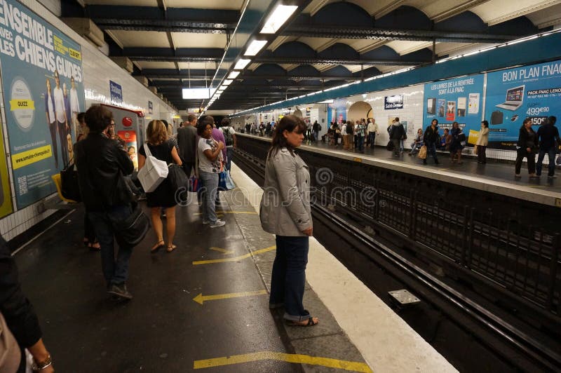 Metro in Paris Frankreich redaktionelles stockfoto. Bild von metro