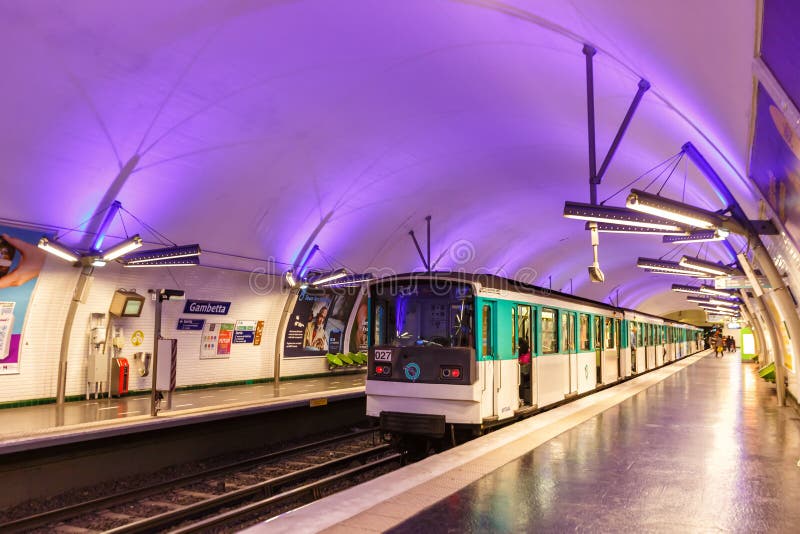 Metro paris metro gambetta transport publiczny we francji. Paris francja czerwiec 4 2022 : metro paris podziemna stacja gambetta transport publiczny w paris francja