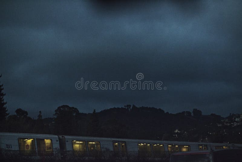 Metro por la noche en el área de la bahÃa imágenes de archivo libres de regalías Metro por la noche en el área de la bahÃa imágenes de archivo libres de regalías