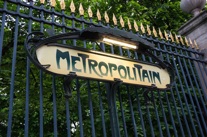 Вывеска метро. Вывеска метро в Париже. Paris вывеска. Вывеска метрополитен Париж. Старинные вывески Парижа.