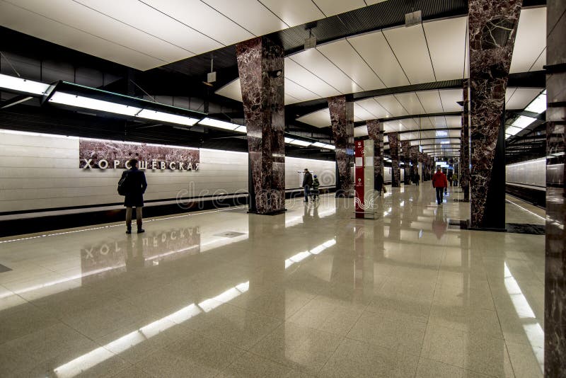 Metro-U-Bahnu-bahnhof in Moskau auf einem Hintergrund des modernen Wohnhohen gebäudes lizenzfreie stockfotos Metro-U-Bahnu-bahnhof in Moskau auf einem Hintergrund des modernen Wohnhohen gebäudes lizenzfreie stockfotos