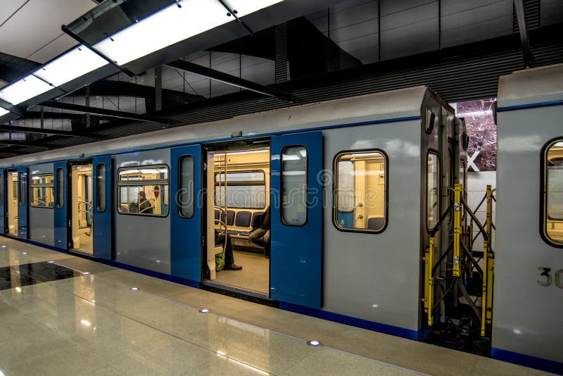 Metro-U-Bahnu-bahnhof in Moskau auf einem Hintergrund des modernen Wohnhohen gebäudes stockbild Metro-U-Bahnu-bahnhof in Moskau auf einem Hintergrund des modernen Wohnhohen gebäudes stockbild