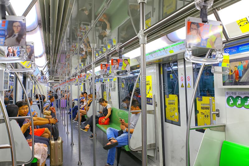 Interieur van een metrotrein in Shanghai, China stock afbeelding