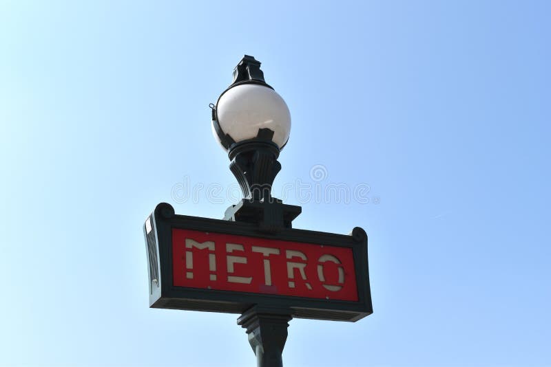 Rote Metro Kennzeichnen Innen Paris Frankreich Redaktionelles Foto