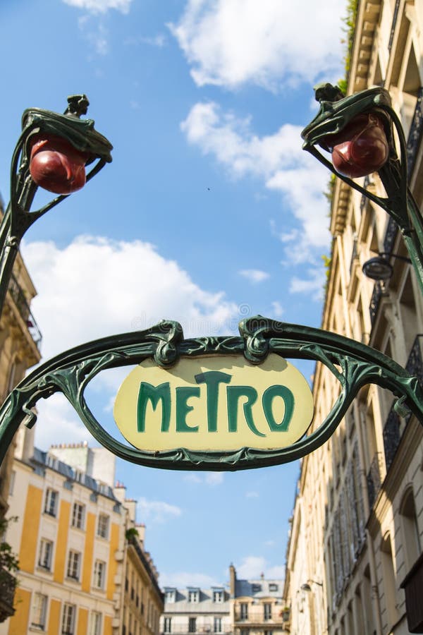 Metro-Zeichen, Paris, Frankreich Redaktionelles Stockfoto - Bild von