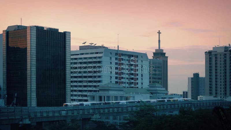 Metropassen door Stad in Dawn