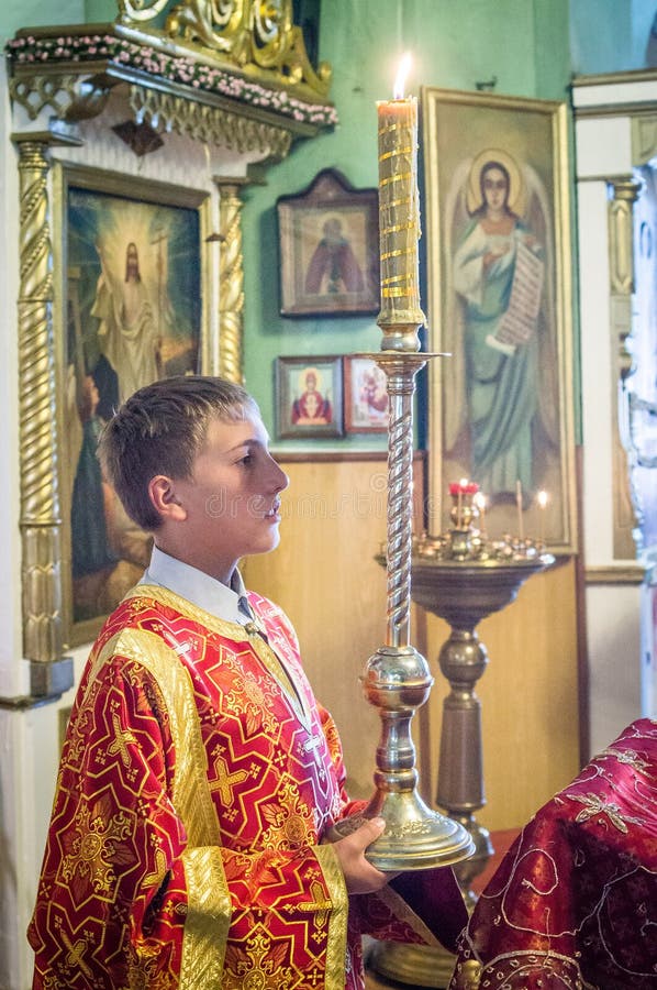 Metropolitaans vierde de goddelijke Liturgie in de Russische Orthodoxe Kerk royalty-vrije stock afbeeldingen Metropolitaans vierde de goddelijke Liturgie in de Russische Orthodoxe Kerk royalty-vrije stock afbeeldingen