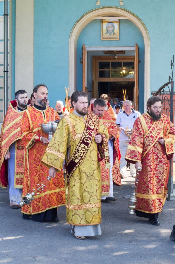 Metropolitaans vierde de goddelijke Liturgie in de Russische Orthodoxe Kerk royalty-vrije stock fotografie Metropolitaans vierde de goddelijke Liturgie in de Russische Orthodoxe Kerk royalty-vrije stock fotografie