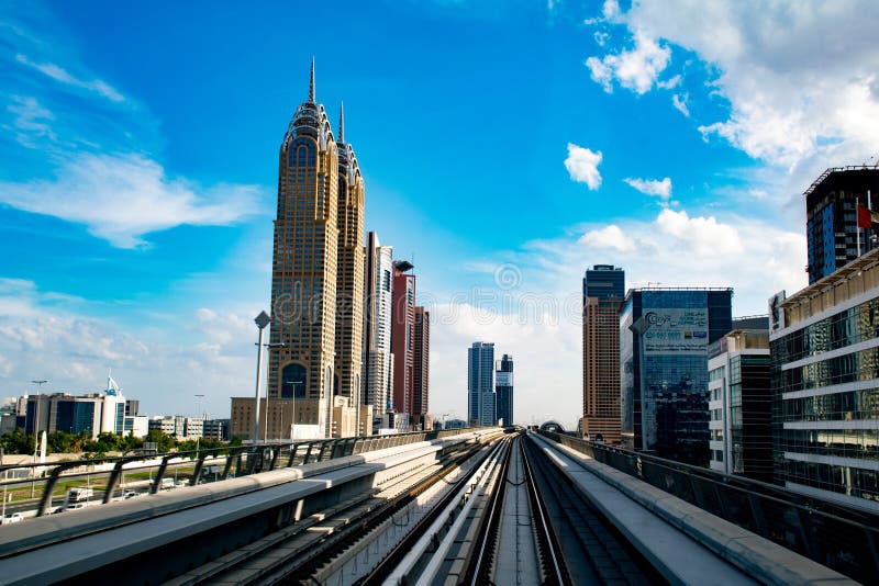 Metropolitana moderna nel Dubai immagine stock libera da diritti Metropolitana moderna nel Dubai immagine stock libera da diritti