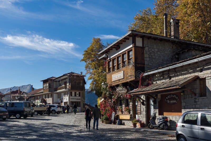 METSOVO, EPIRUS, GRIEKENLAND - OKTOBER 19 2013: Panorama van dorp van Metsovo dichtbij stad van Ioannina, Griekenland stock afbeeldingen METSOVO, EPIRUS, GRIEKENLAND - OKTOBER 19 2013: Panorama van dorp van Metsovo dichtbij stad van Ioannina, Griekenland stock afbeeldingen
