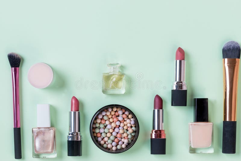 Metta dei cosmetici, degli strumenti professionali di trucco e dell'accessorio decorativi isolati su fondo pastello bellezza, mod immagine stock Metta dei cosmetici, degli strumenti professionali di trucco e dell'accessorio decorativi isolati su fondo pastello bellezza, mod immagine stock