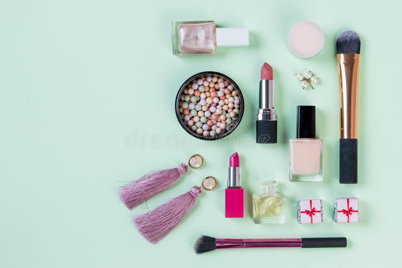 Metta dei cosmetici, degli strumenti professionali di trucco e dell'accessorio decorativi isolati su fondo pastello bellezza, mod fotografie stock libere da diritti Metta dei cosmetici, degli strumenti professionali di trucco e dell'accessorio decorativi isolati su fondo pastello bellezza, mod fotografie stock libere da diritti