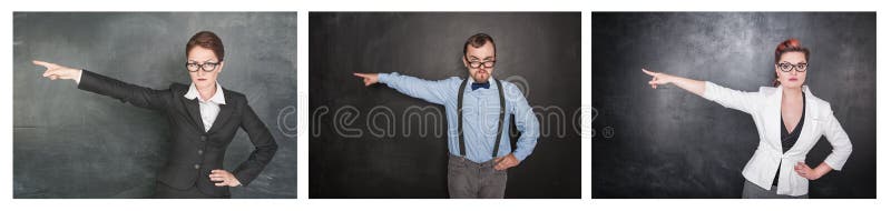 Metta della gente rigorosa dell'insegnante in occhiali che precisa sulla lavagna fotografia stock libera da diritti Metta della gente rigorosa dell'insegnante in occhiali che precisa sulla lavagna fotografia stock libera da diritti