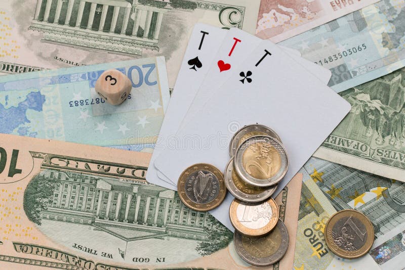Metta di tre carte da gioco degli assi, euro monete fotografia stock libera da diritti Metta di tre carte da gioco degli assi, euro monete fotografia stock libera da diritti