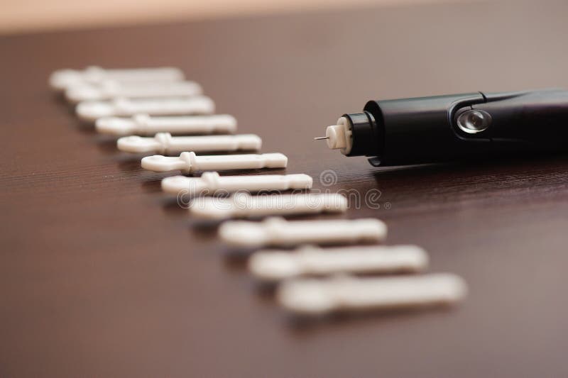 Metta il diabetico: penna della siringa con insulina e le lancette immagini stock Metta il diabetico: penna della siringa con insulina e le lancette immagini stock