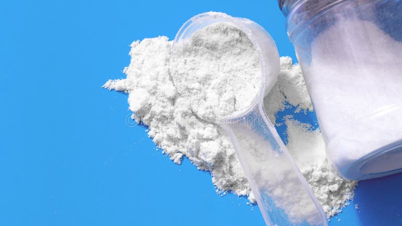 Metta in mostra il mesure di supplemento, della creatina, del hmb, di bcaa, dell'aminoacido o della vitamina con polvere Concetto fotografia stock Metta in mostra il mesure di supplemento, della creatina, del hmb, di bcaa, dell'aminoacido o della vitamina con polvere Concetto fotografia stock