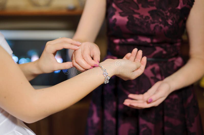 Mettendo sul braccialetto con i cristalli fotografia stock libera da diritti