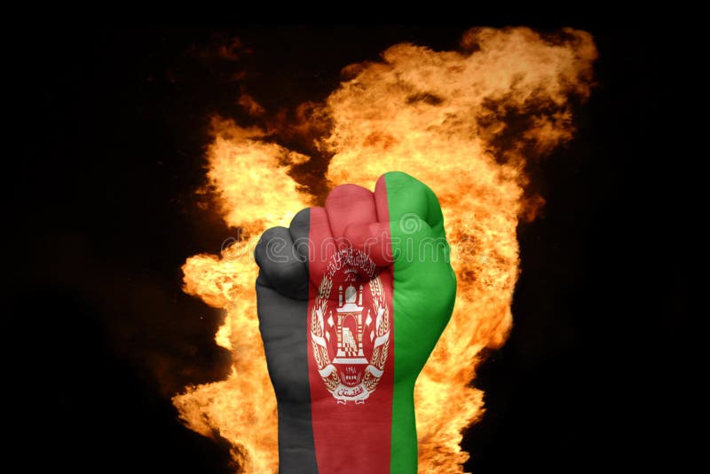 Mettez le feu au poing avec le drapeau national de l'Afghanistan